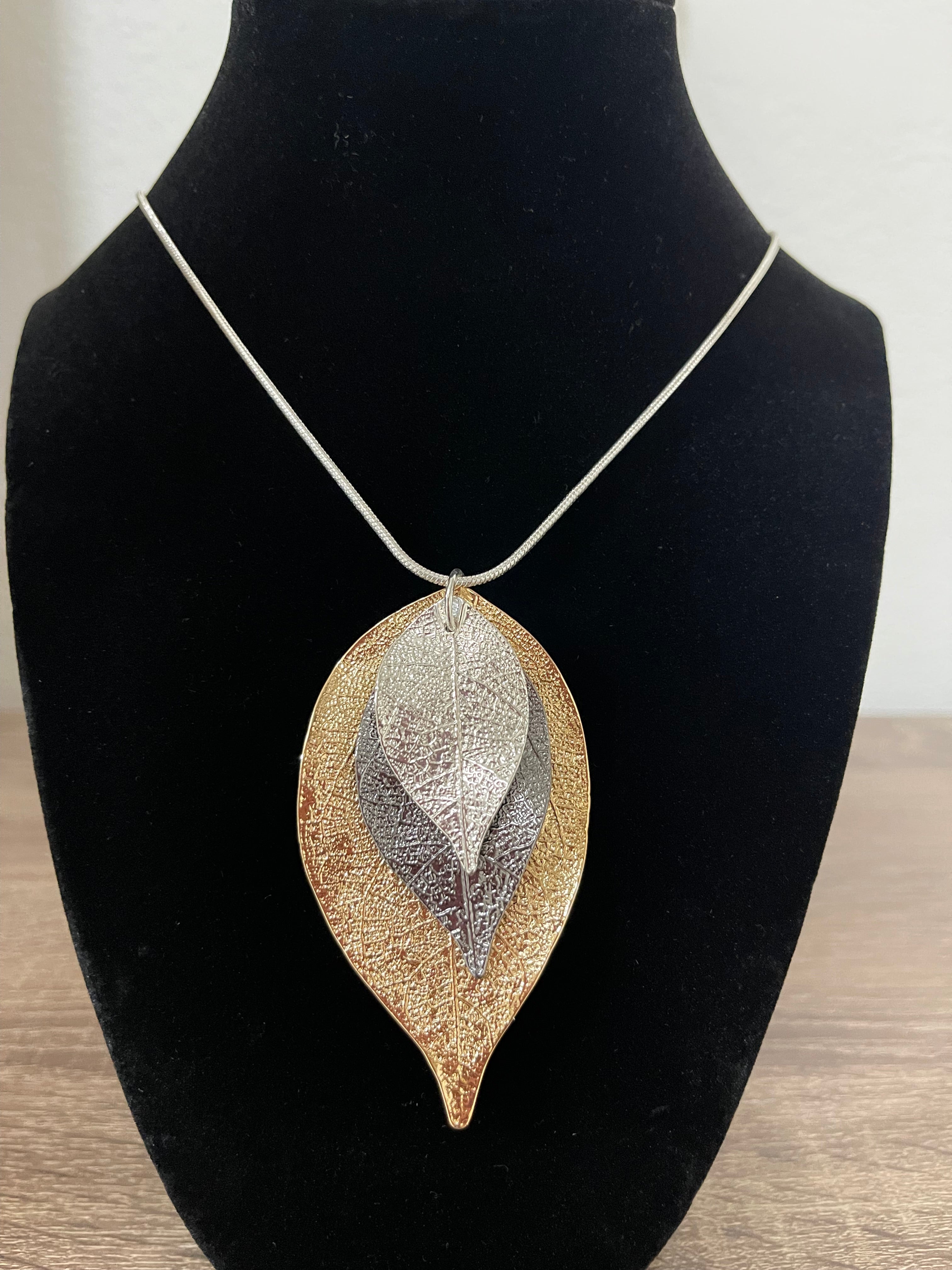 TrioHoja Necklace