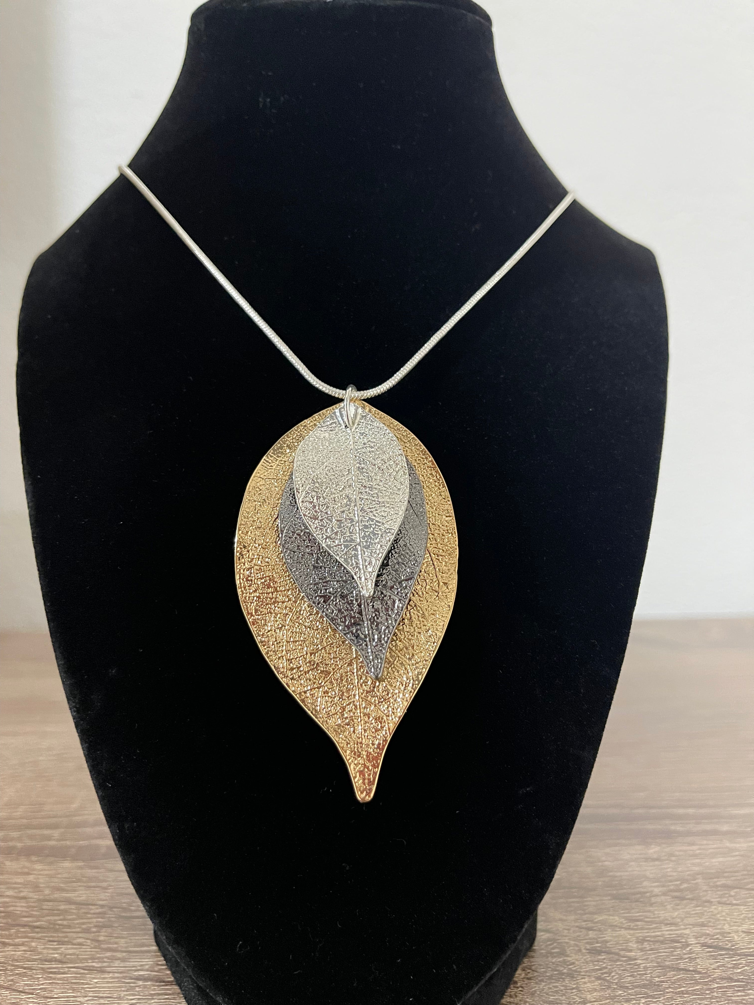 TrioHoja Necklace