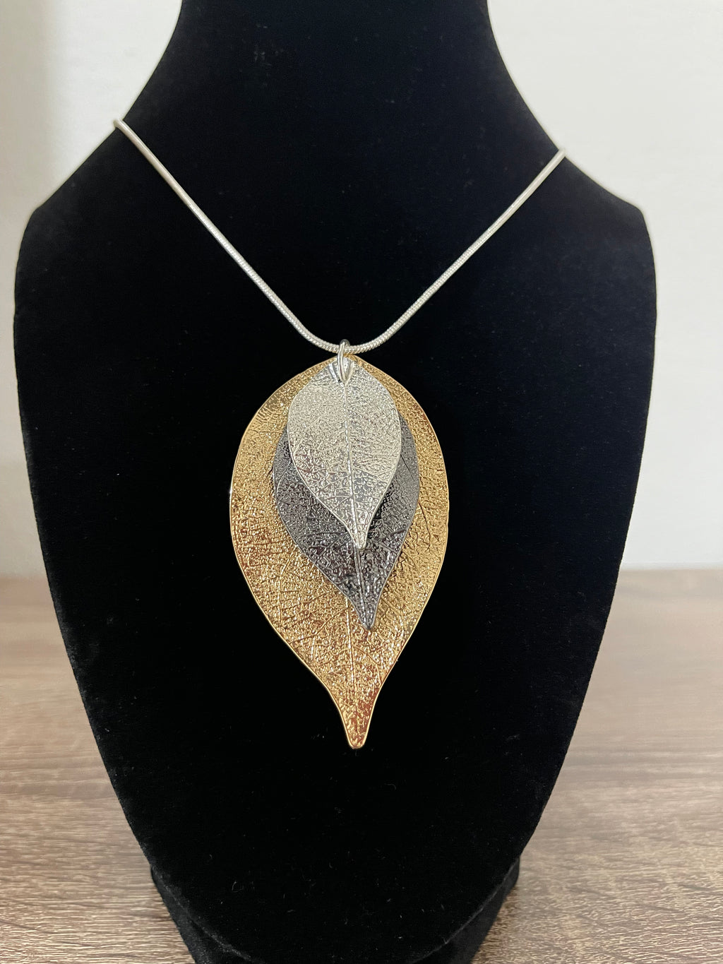 TrioHoja Necklace