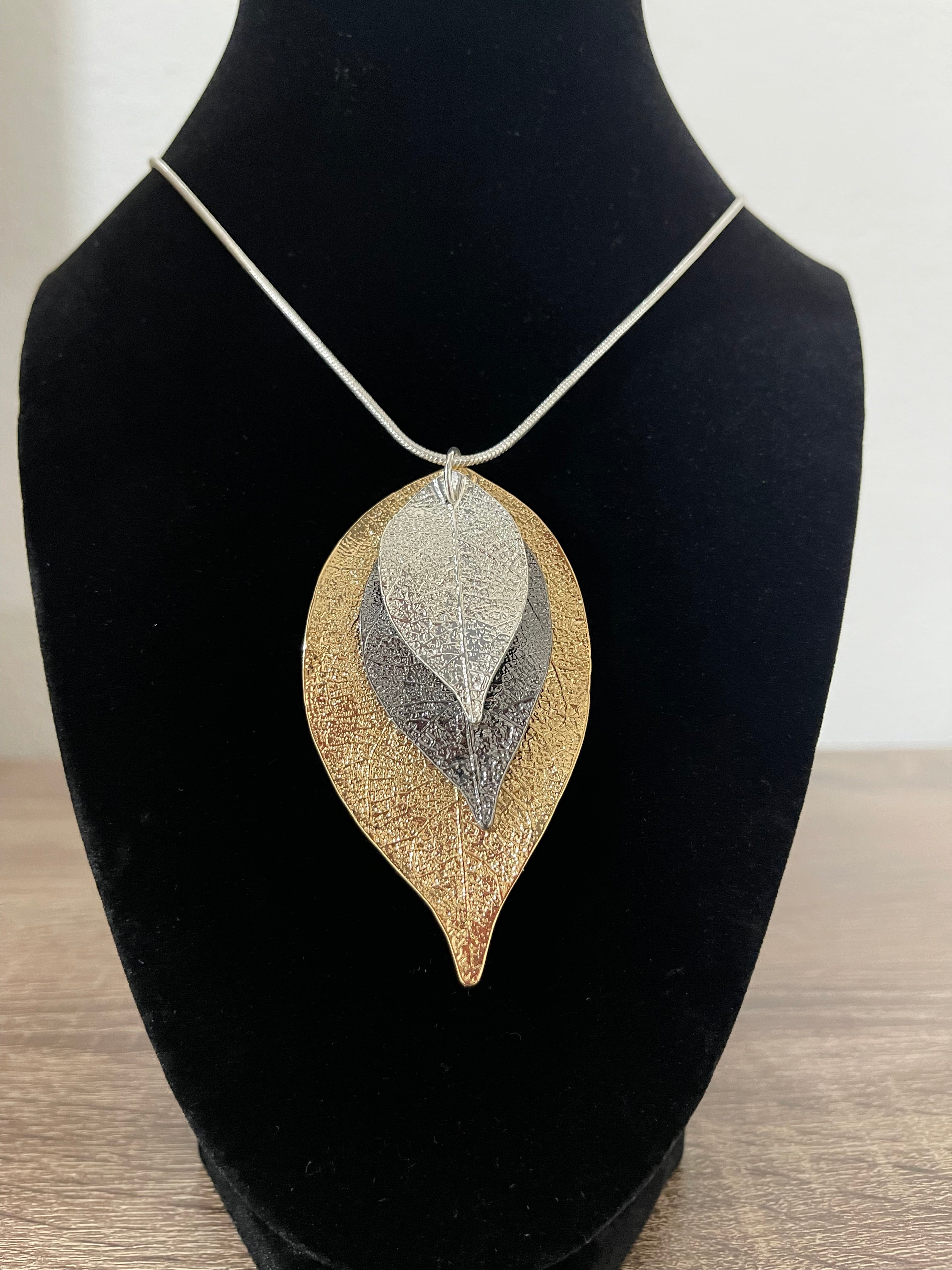 TrioHoja Necklace